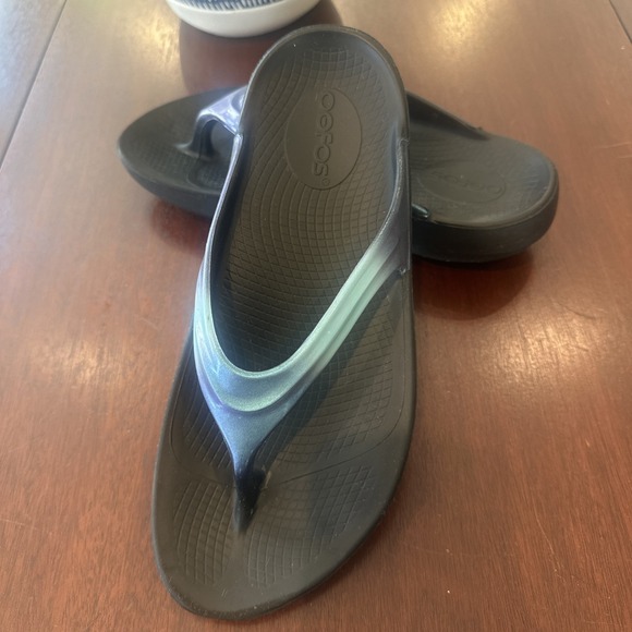 Oofos Oolala Luxe Sandals Womens Sz 8 Black Purple Teal  Thong Slip‎ On - Picture 2 of 6
